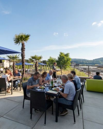 Restaurant Wil — Terrasse mit Palmen und Sonnenschirmen